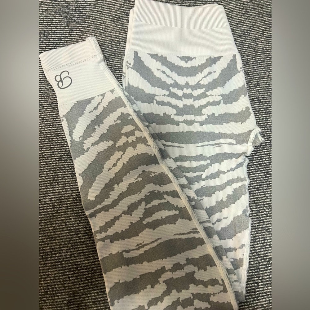 Beautiful discontinuied rare bombshell zebra leggings.